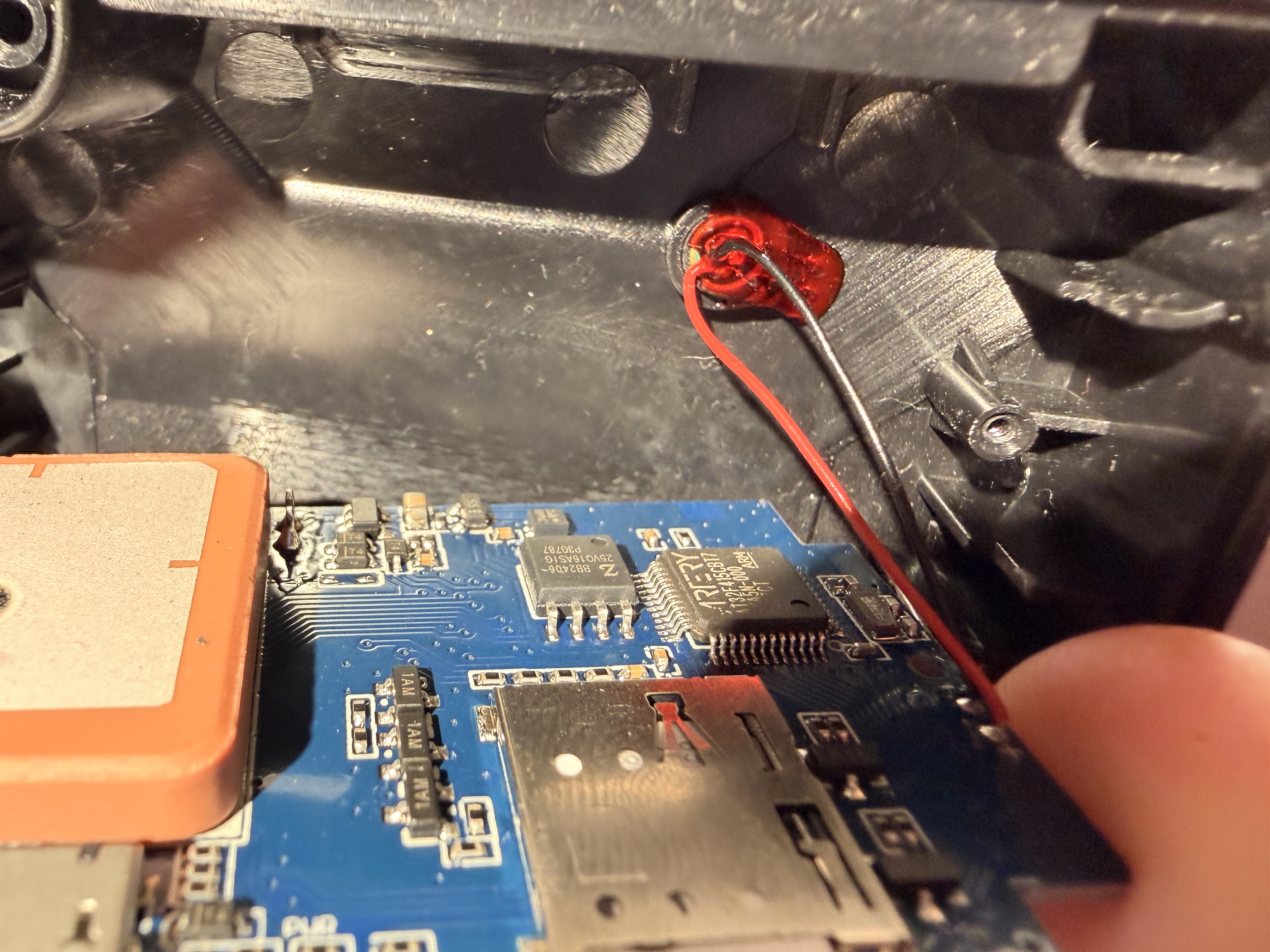 Close-up QFP front area + SIM slot