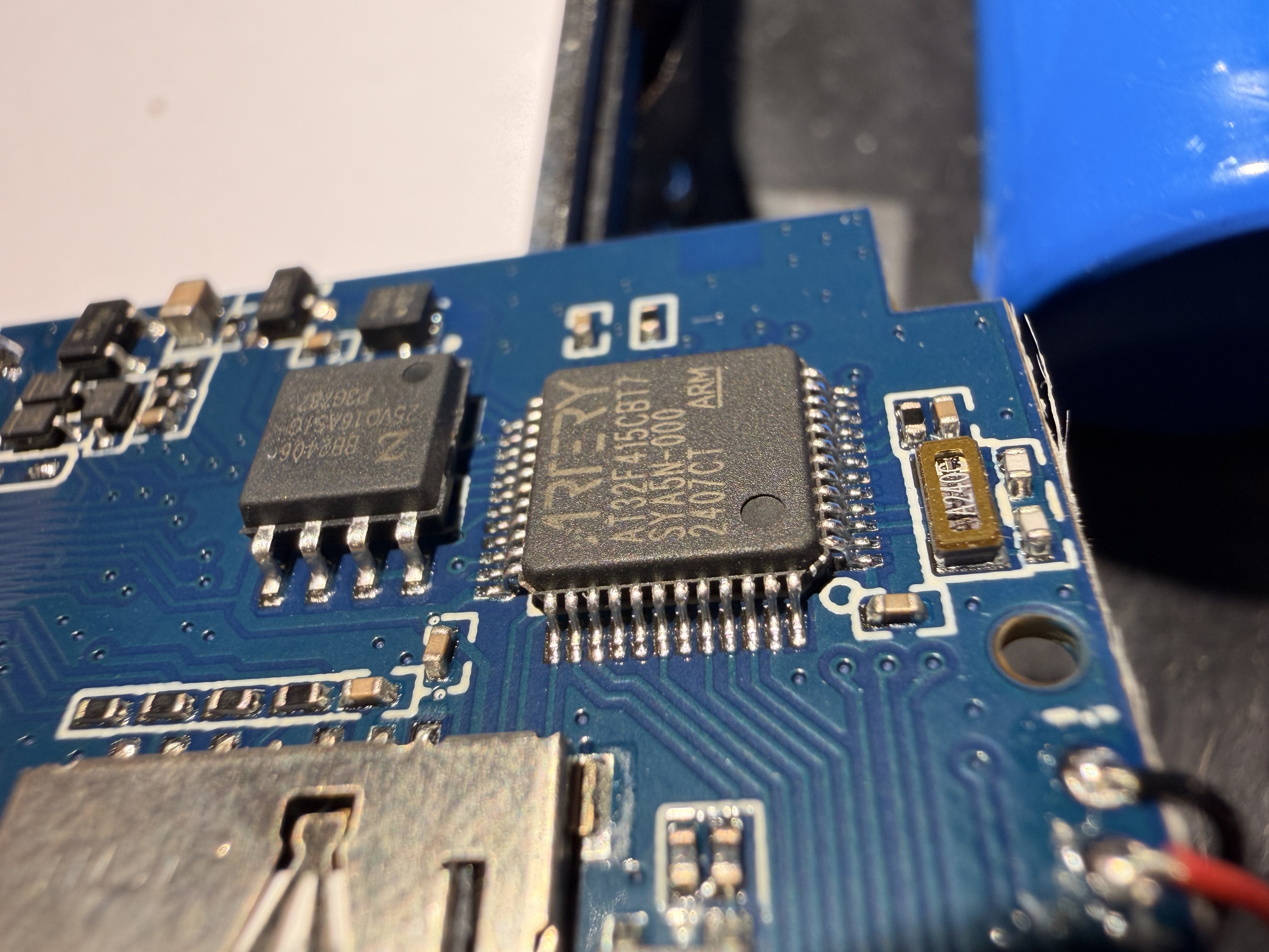 MCU host Artery AT32F415CBT7 (ARM Cortex-M4 clone STM32) — datacode 2407CT