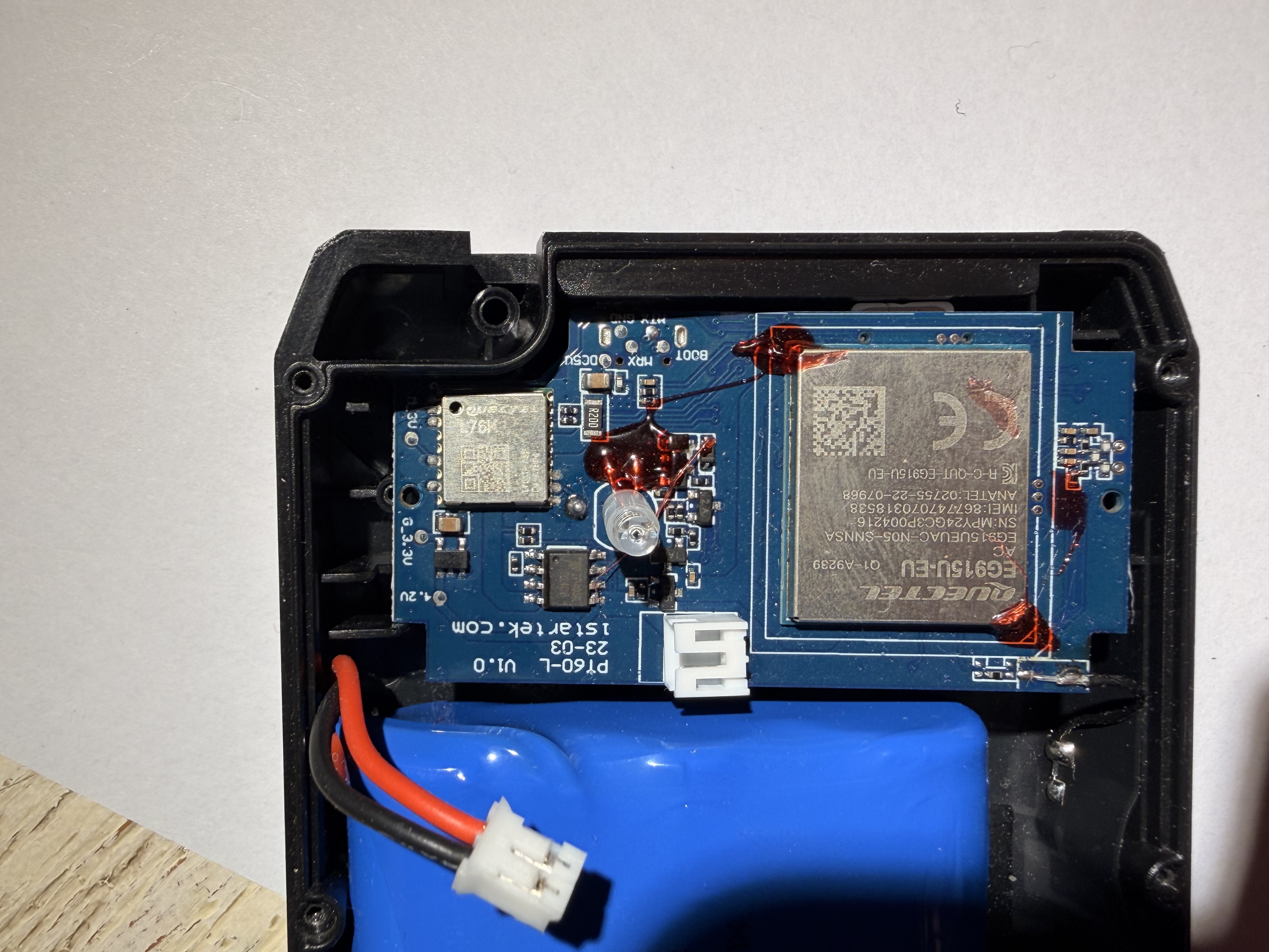 Retro PCB: modem Quectel EG915U-EU, modulo GPS shielded L76K, batteria, antenna LTE artigianale (filo rosso)
