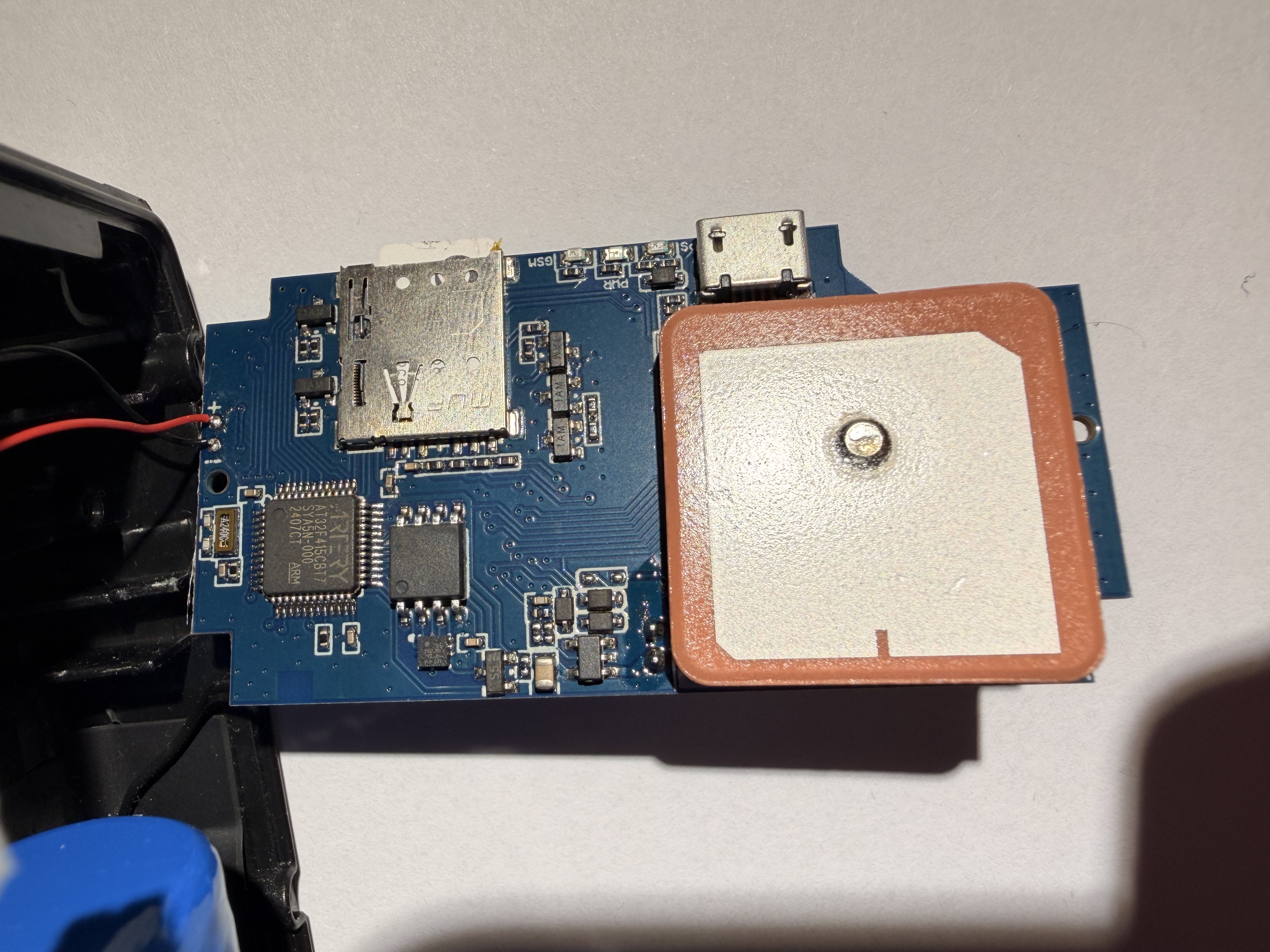Fronte PCB: SIM nano, microUSB (UART riallocato!), antenna patch GPS ceramica, chip QFP "AITEXX"