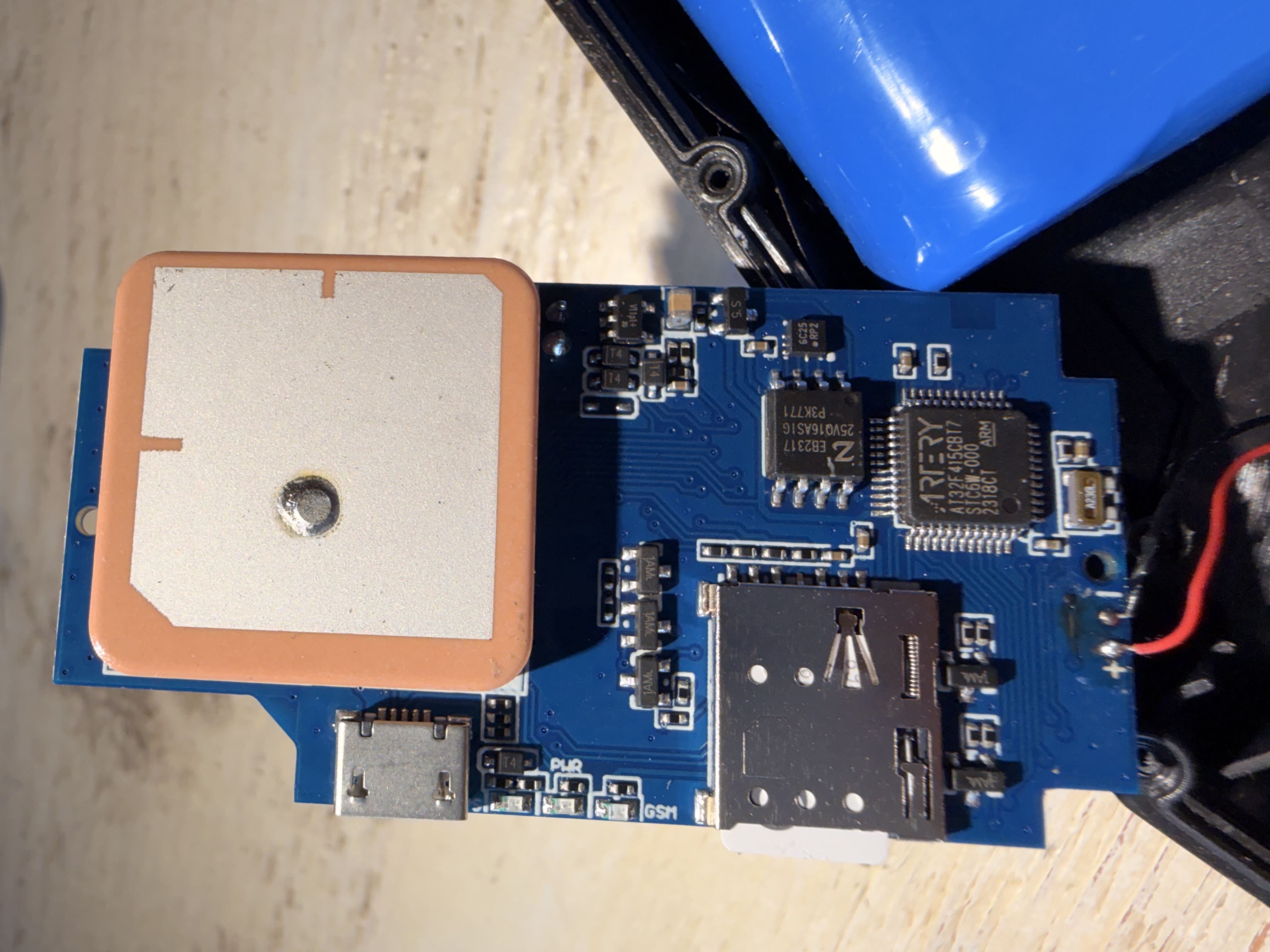 Fronte alternativo: antenna patch GPS ceramica + microUSB + SIM nano + MCU Artery AT32F415 + SPI Flash W25Q16