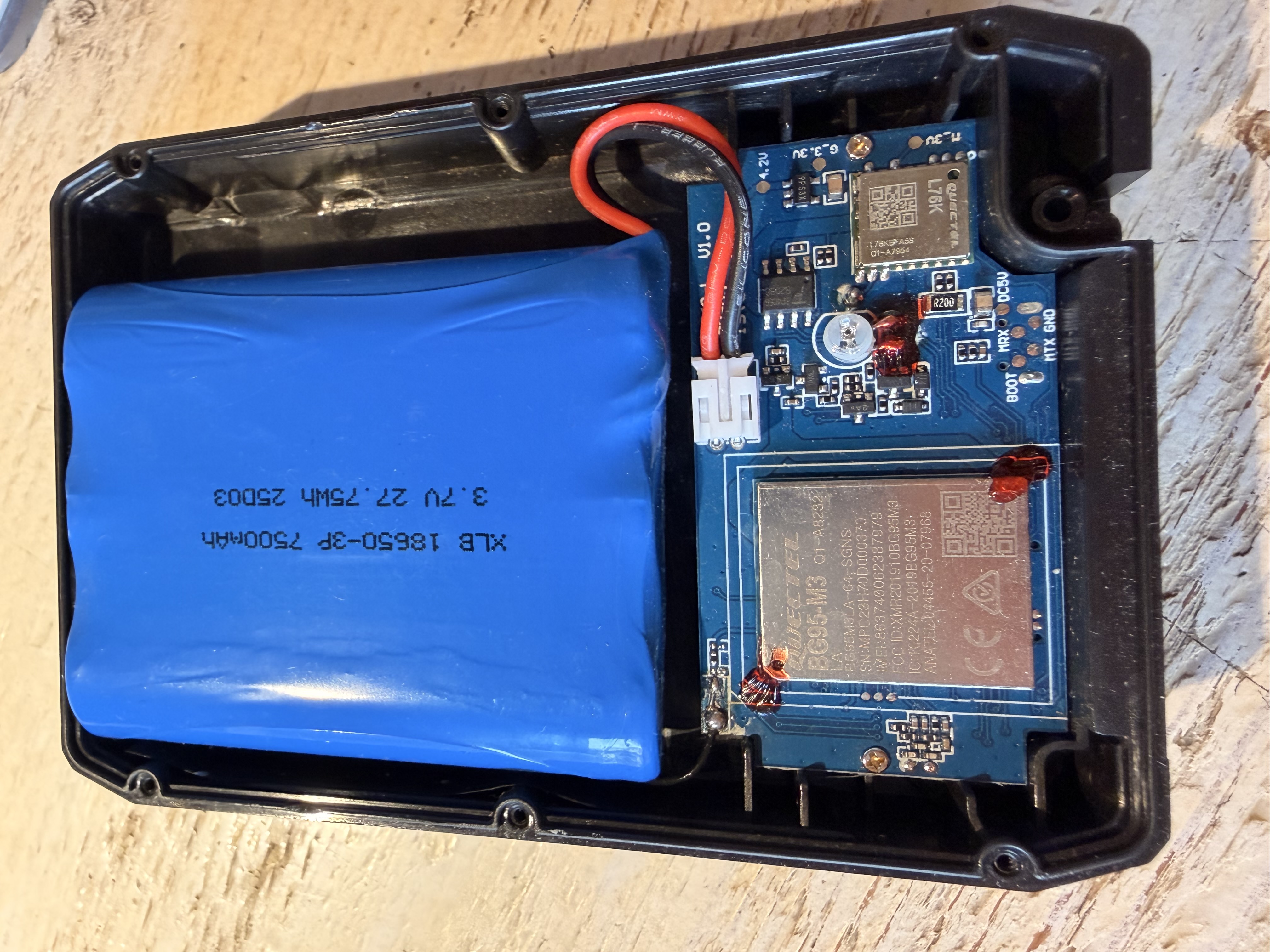 Fronte PCB: batteria XLB 18650-3P 7500 mAh + modem Quectel BG95-M3 sul lato destro