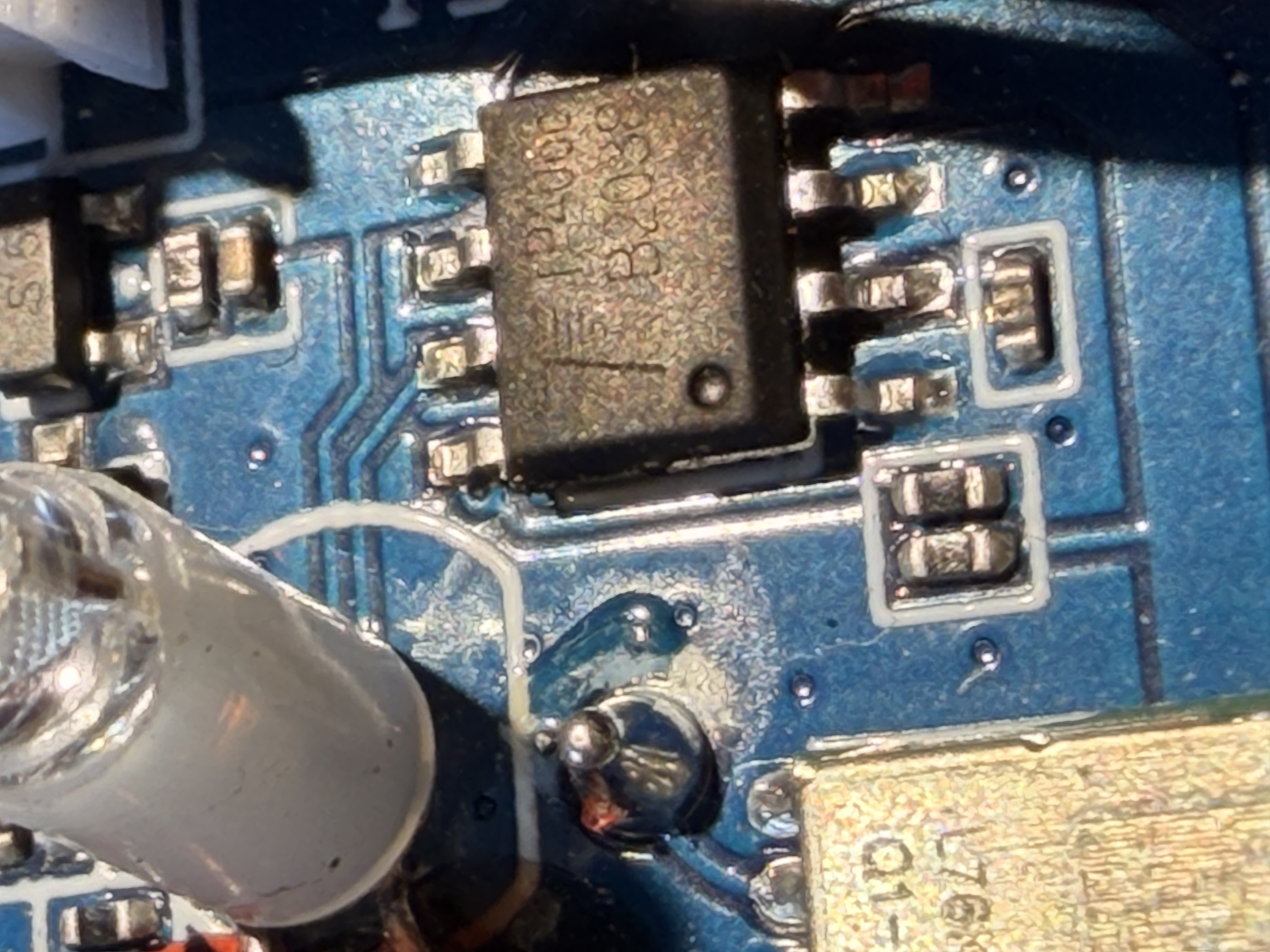 Close-up componente LDO "LP B4053" sul retro