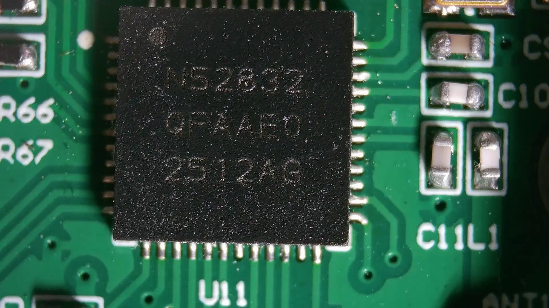 Close-up MCU — marking N52832 / QFAAE0 / 2512AG → Nordic nRF52832 QFAA rev E0 (Cortex-M4F, 512KB/64KB)
