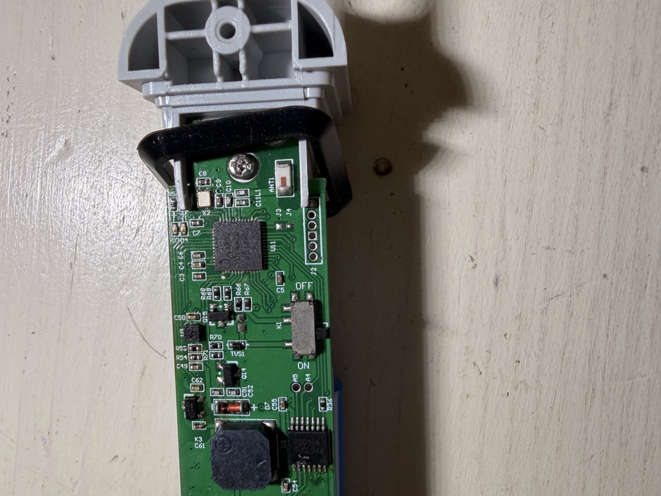 Board Asset Tracker: MCU nRF52832 (U11), header SWD J2, switch OFF/ON, antenne GPS/LTE