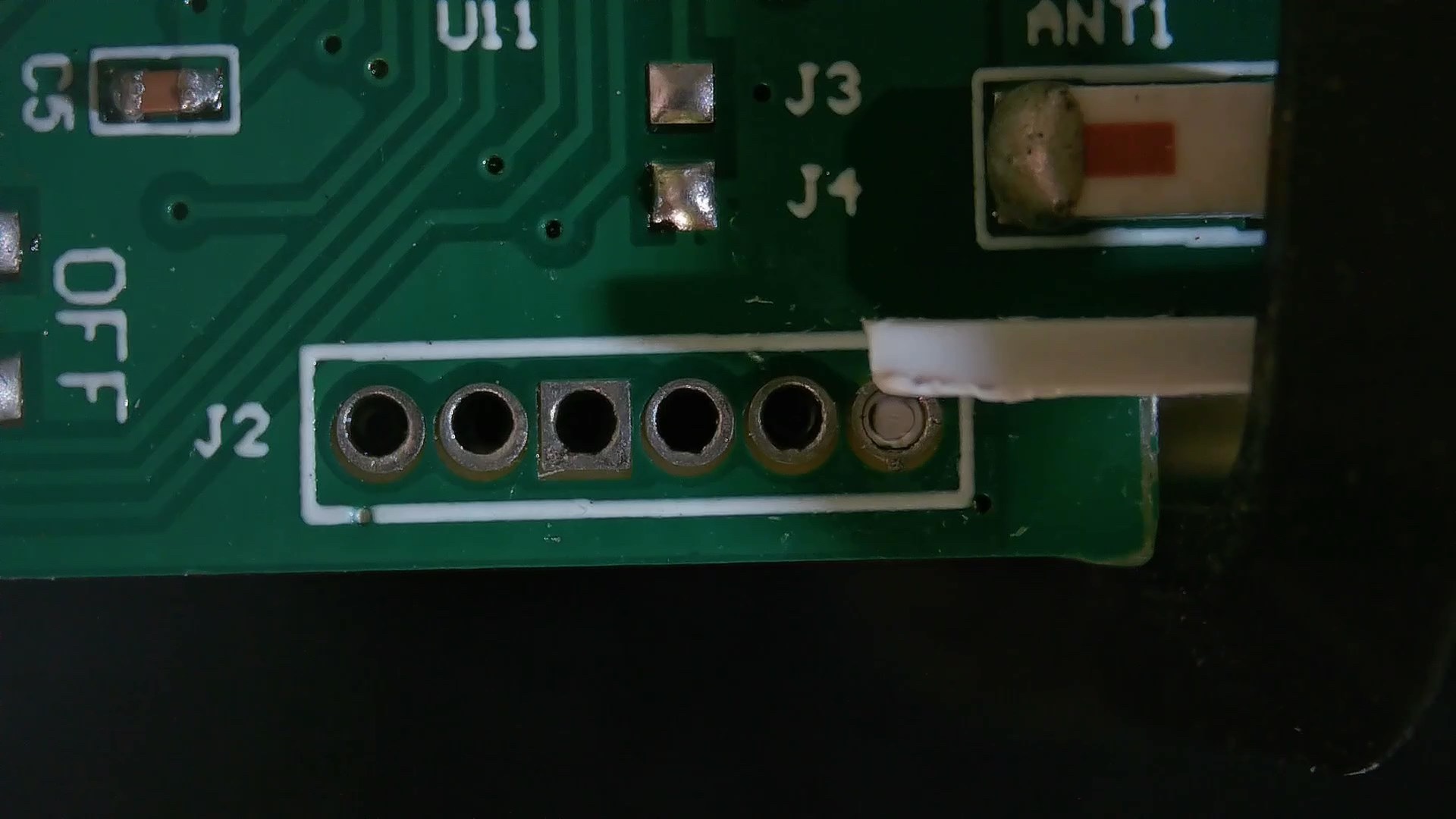 Header J2 6-pin (SWD/programmazione) + pad singoli J3/J4 (UART debug)