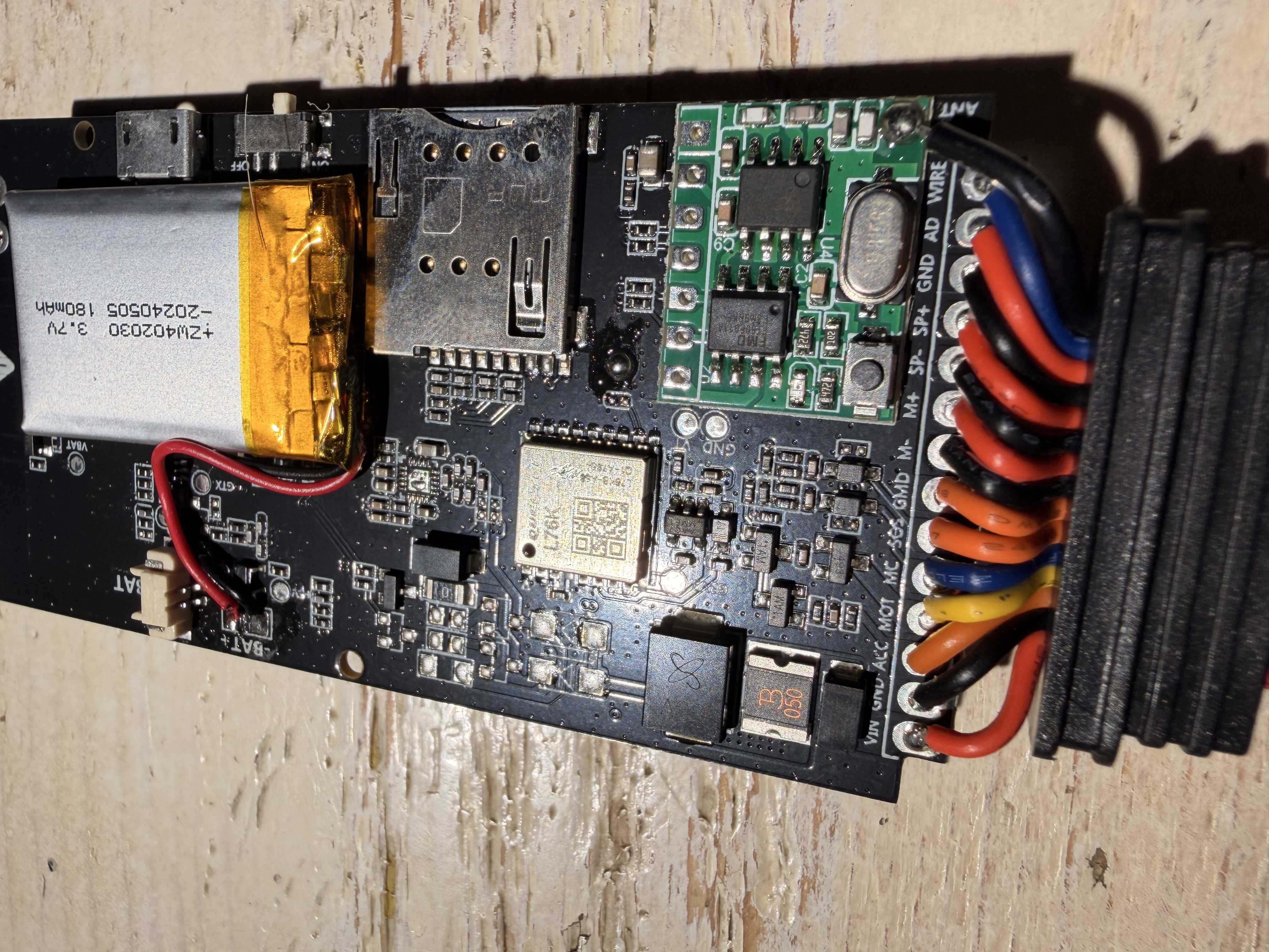 Retro: batteria backup Li-Po 180mAh + SIM holder + modulo 433MHz daughterboard + L76K GPS