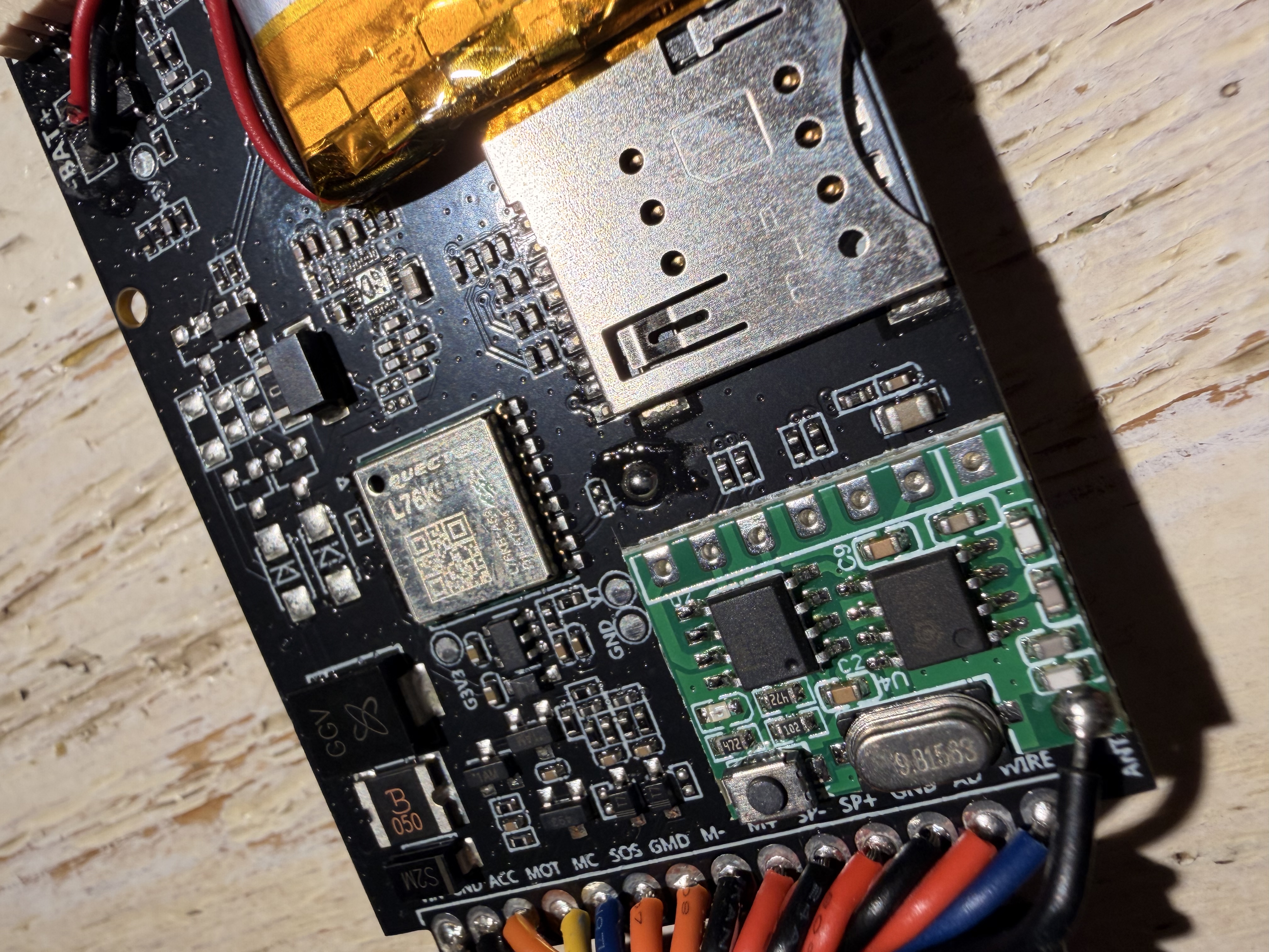 Close-up Quectel L76K (GPS) + daughterboard 433MHz con crystal 9.815 MHz