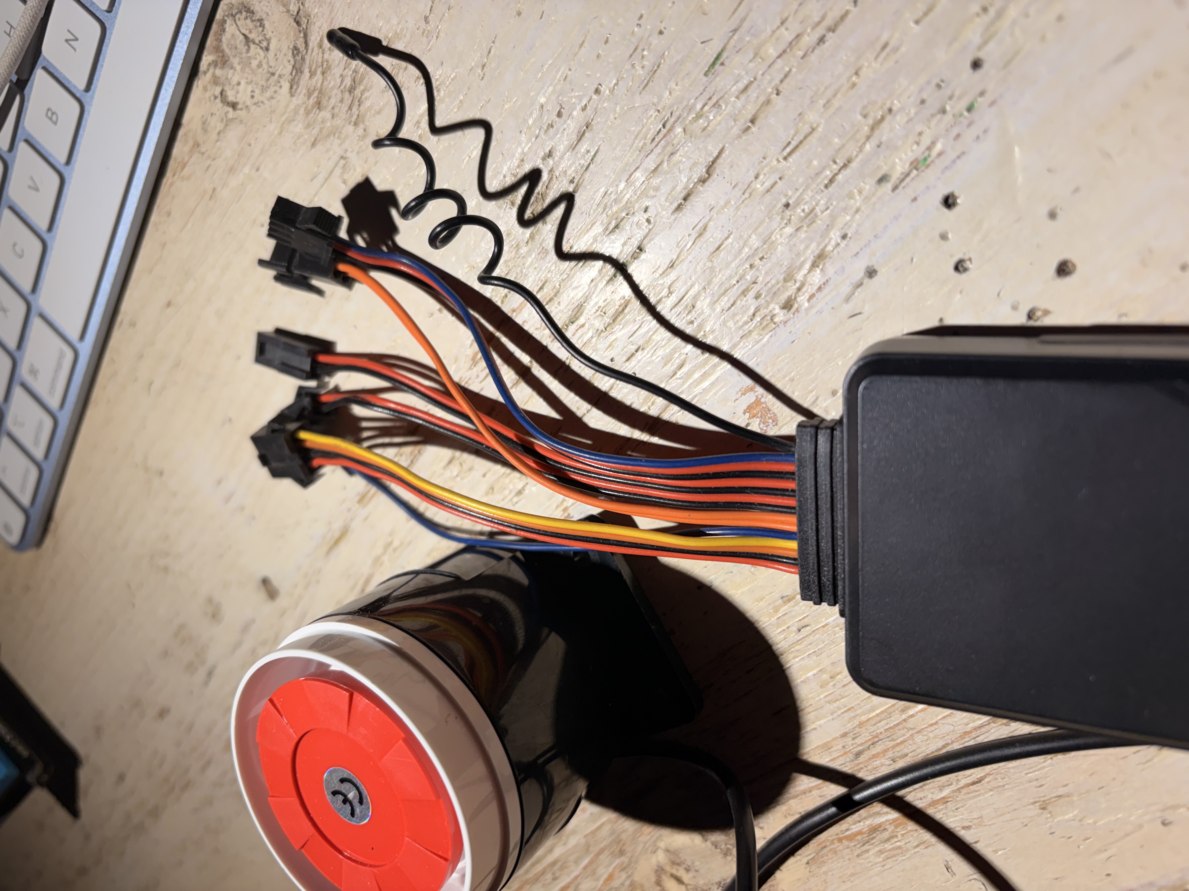 Cablaggio multi-pin: VIN/GND/ACC/MOT/MIC/SOS/M+/M-/SP+/SP-/AD/WIRE