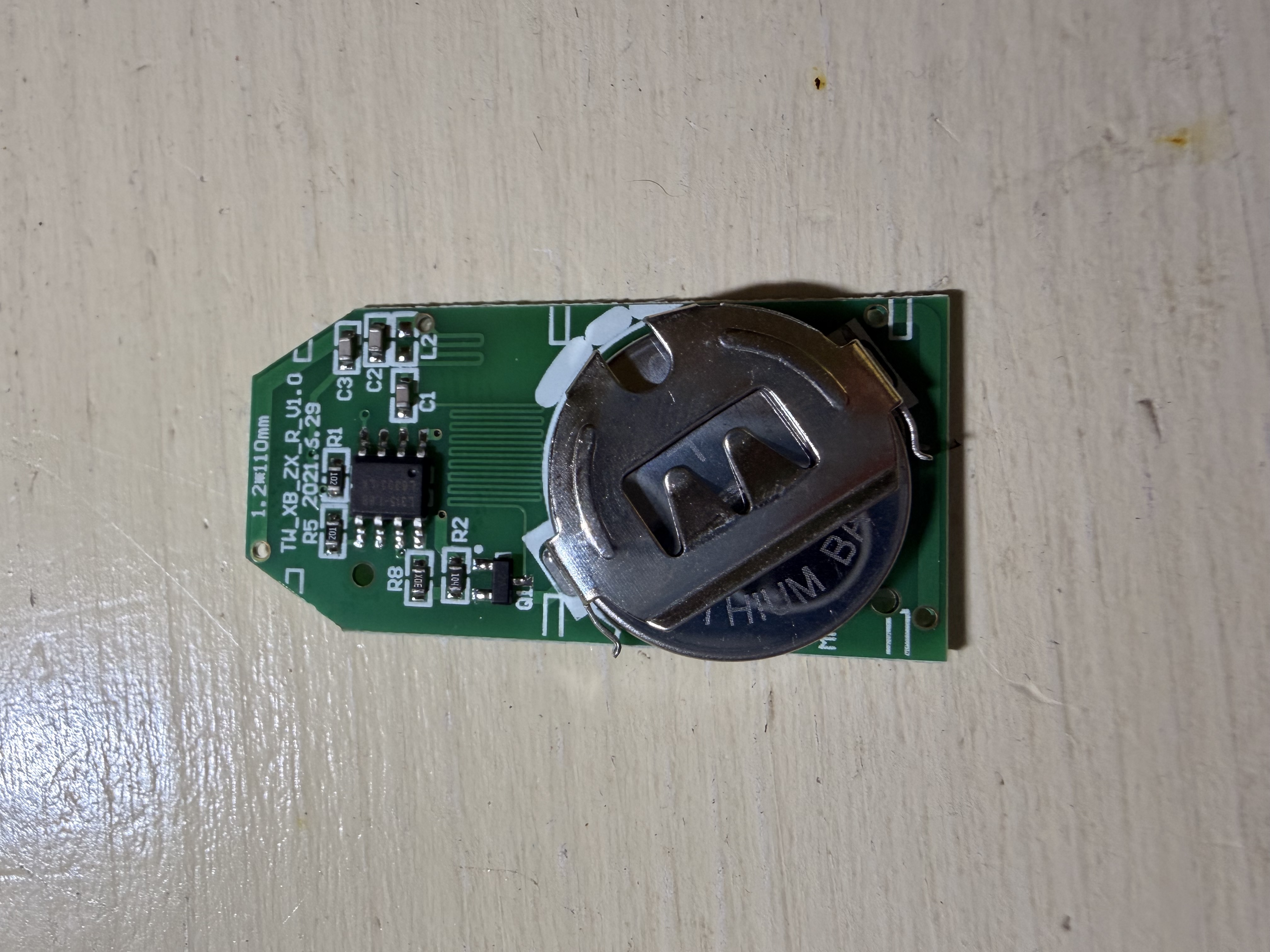PCB lato elettronica: SOIC-8 encoder + matching network 433 MHz + CR2032 HuwMBA. Silkscreen TH_XB_ZX_R_V1.0 / R5_2021.5.29