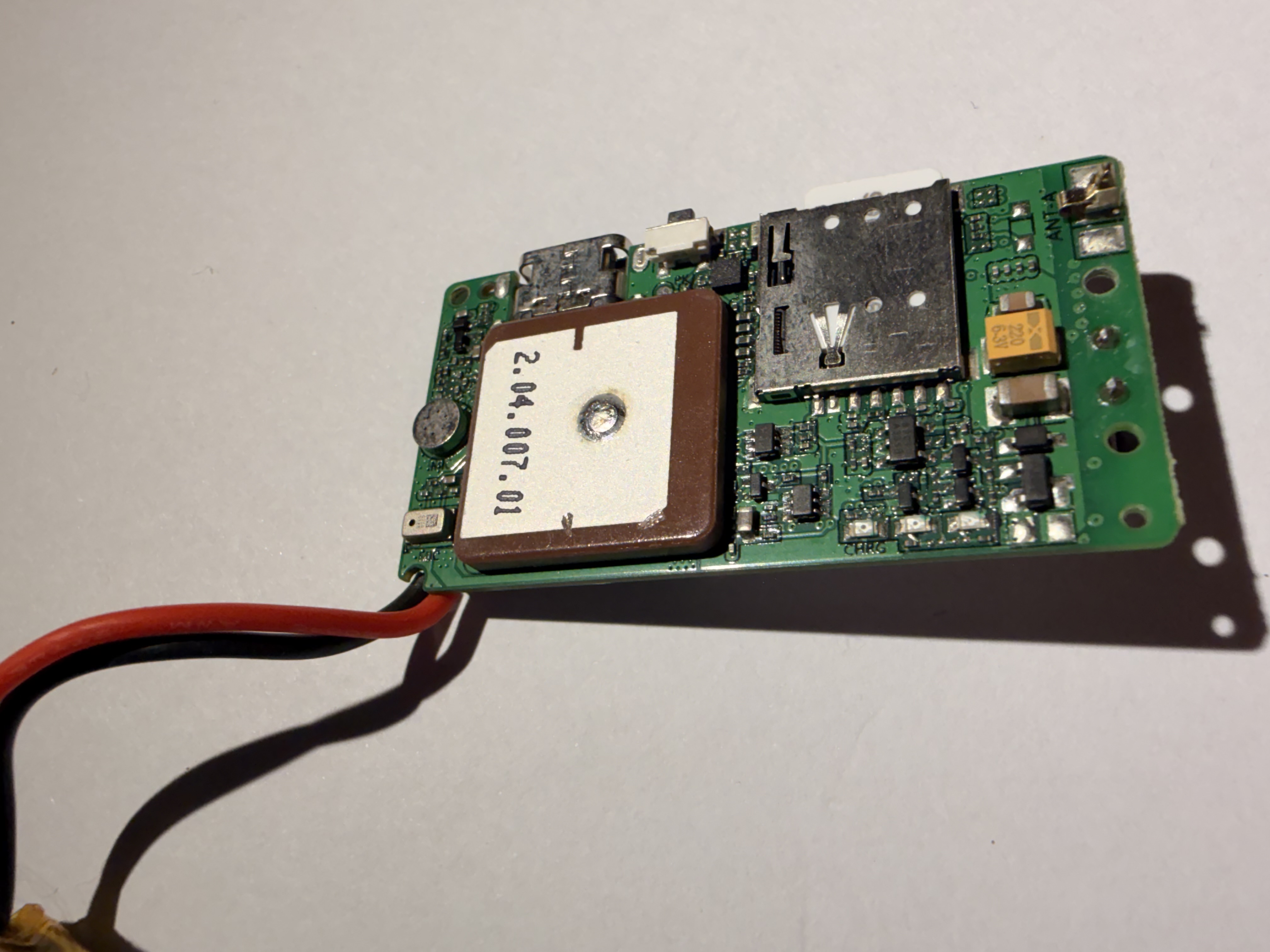 Lato antenna patch GPS (2.04.007.01) + slot SIM nano + switch power slide