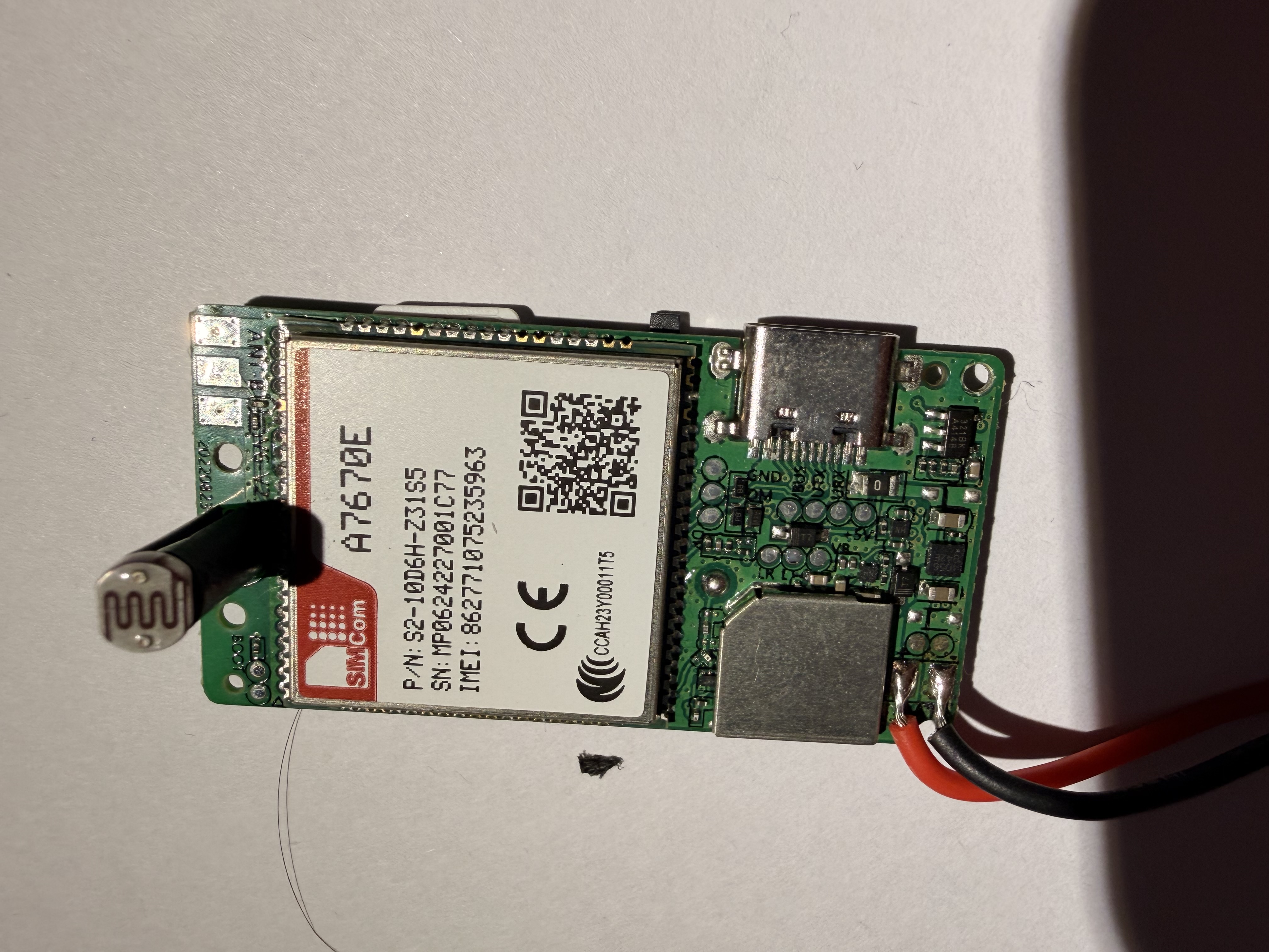 Lato modem SimCom A7670E (P/N S2-10D6H-Z31S5 = stesso Visla!) + USB-C + JST batteria + LDR tamper detect