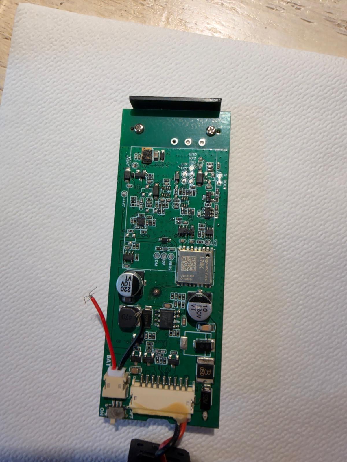 Lato back: GNSS Quectel L76K + cap elettrolitico 220µF, 10µF + induttore 47µH + JST batteria + test point UART (GND/RXD/TXD) + FPC multipin