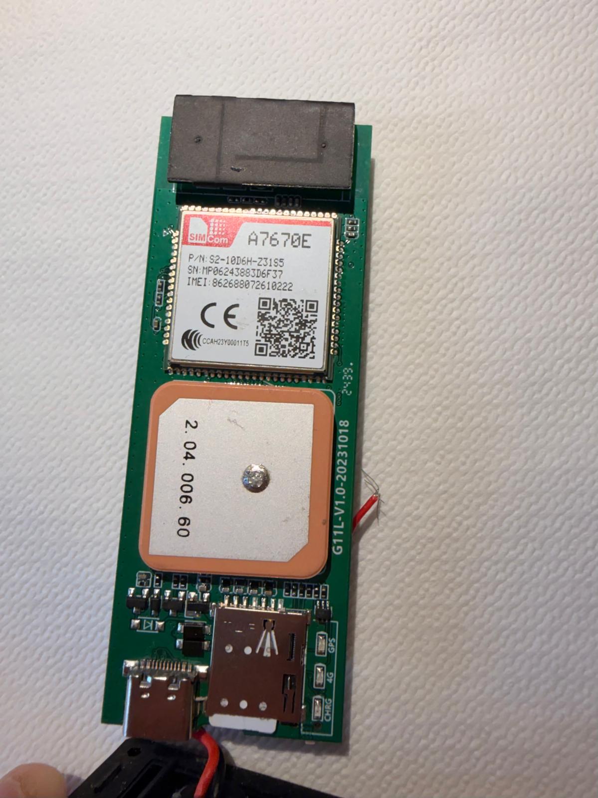Lato top: SimCom A7670E modem (P/N S2-10D6H-Z31S5) + antenna patch GPS 2.04.006.60 + USB-C + slot SIM nano + LED status