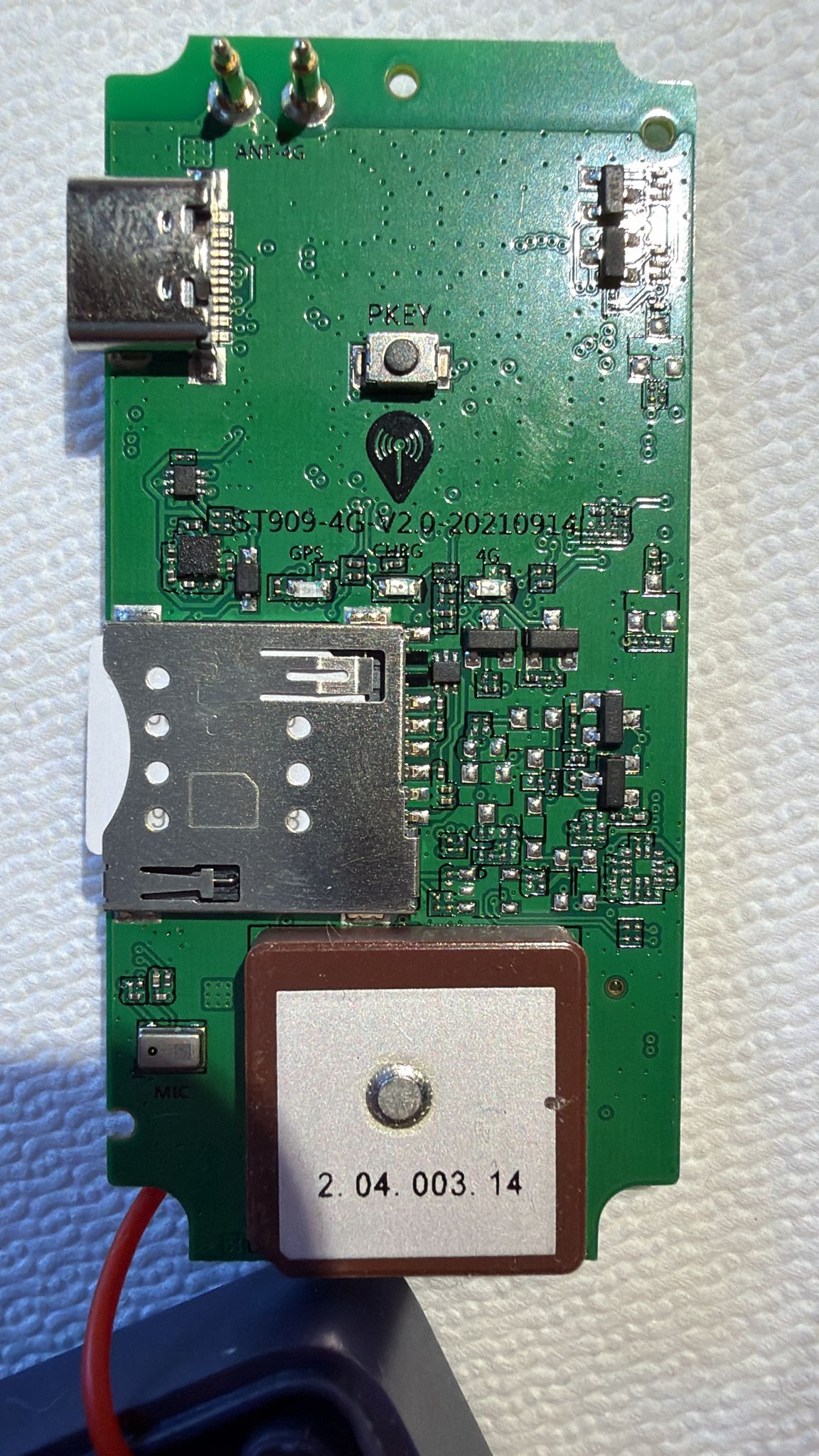 Lato bottom: USB-C + pulsante PKEY + pogo pins ANT-4G (antenna esterna!) + slot SIM nano + antenna patch GPS 2.04.003.14 + microfono MEMS (MIC) + LED status