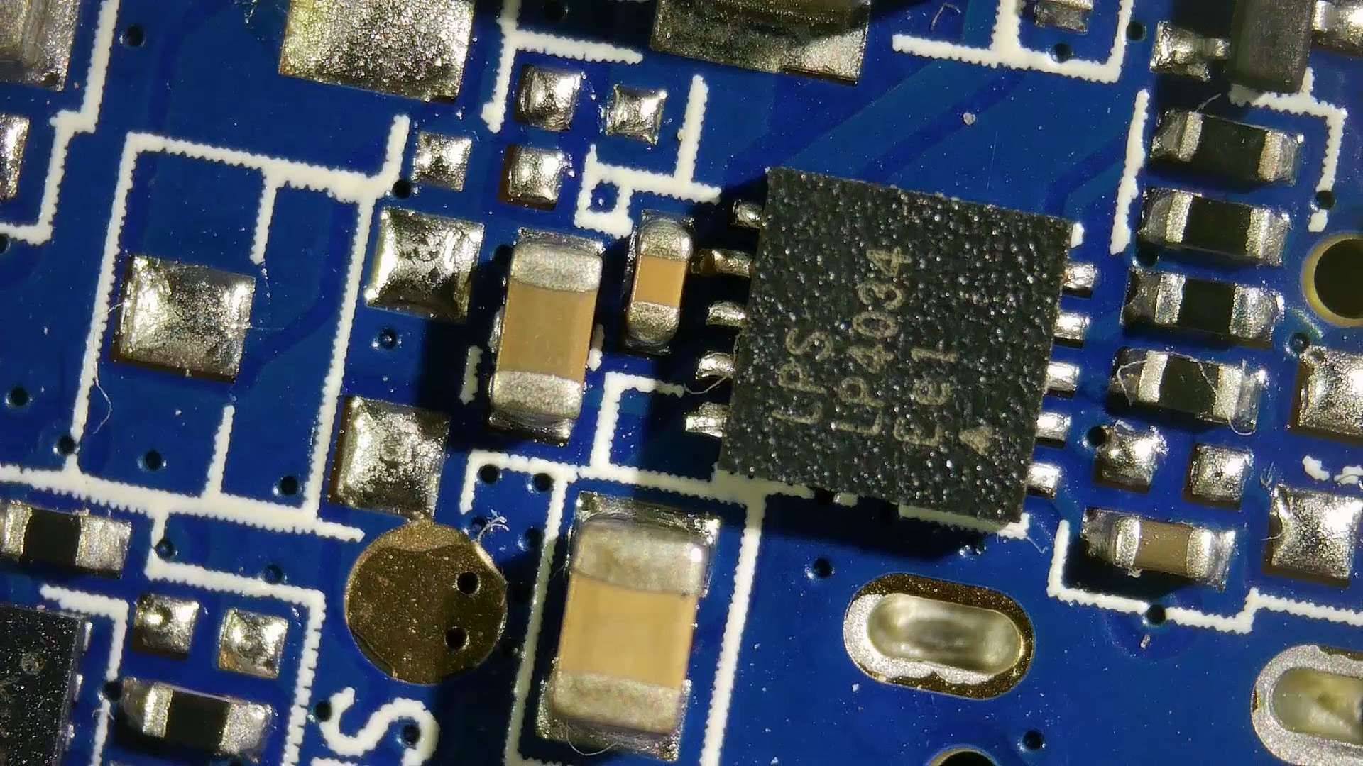 Charger switching "LPS LP4034" (QFN) — IC cinese oscuro, non nei database standard. Pilota la carica della batteria 10000mAh.
