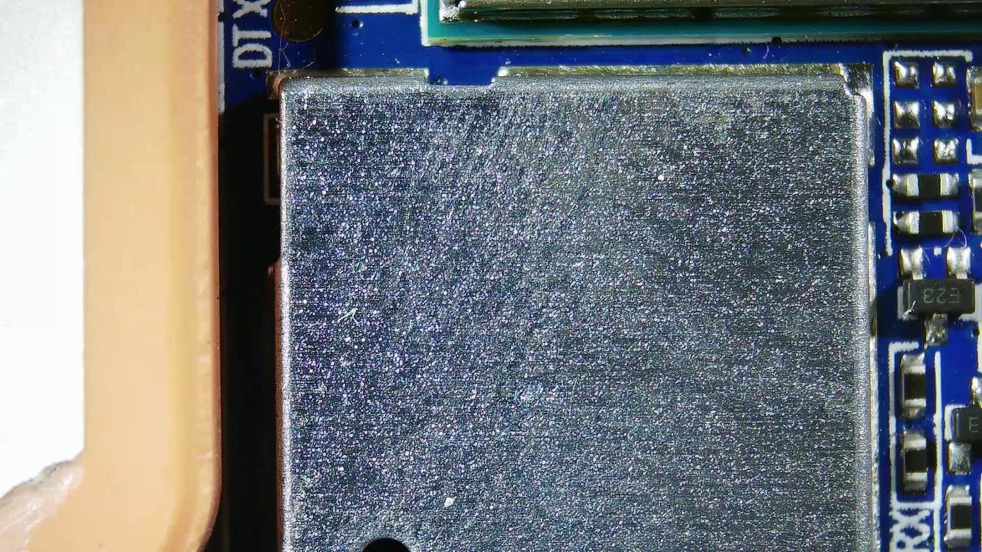 Modulo GNSS schermato (scatola metallica liscia, senza P/N) con UART TXD/RXD accanto. Ricevitore GPS/BDS separato, non identificabile dall'esterno.