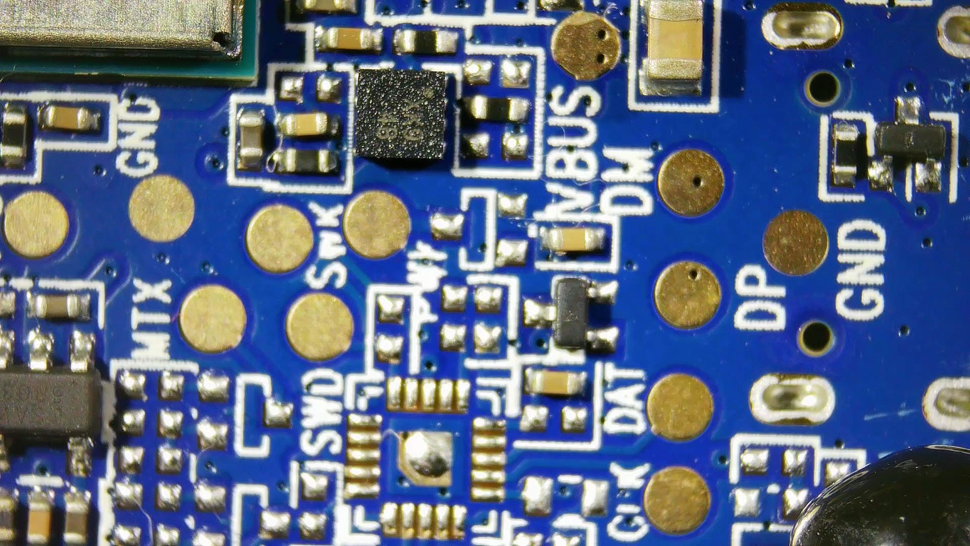 Silk rivelatore: pad SWD / SWK (SWDIO+SWCLK, debug ARM esposto), MTX (modem TX), VBUS/DM/DP (USB). Il debug serve a flashare l'OpenCPU dell'EG915U.