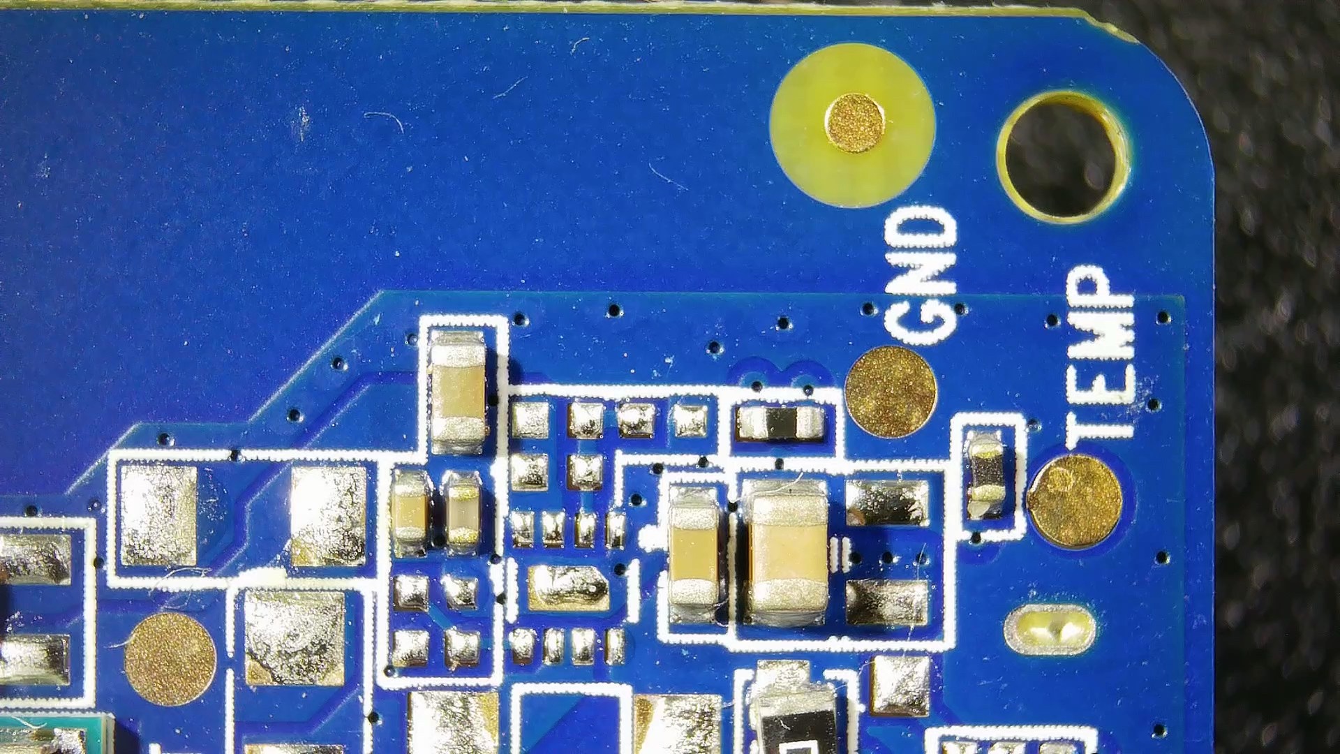 Angolo PCB con test point GND e TEMP → conferma il sensore di temperatura (il W18L ha allarmi temp/umidità/luce).