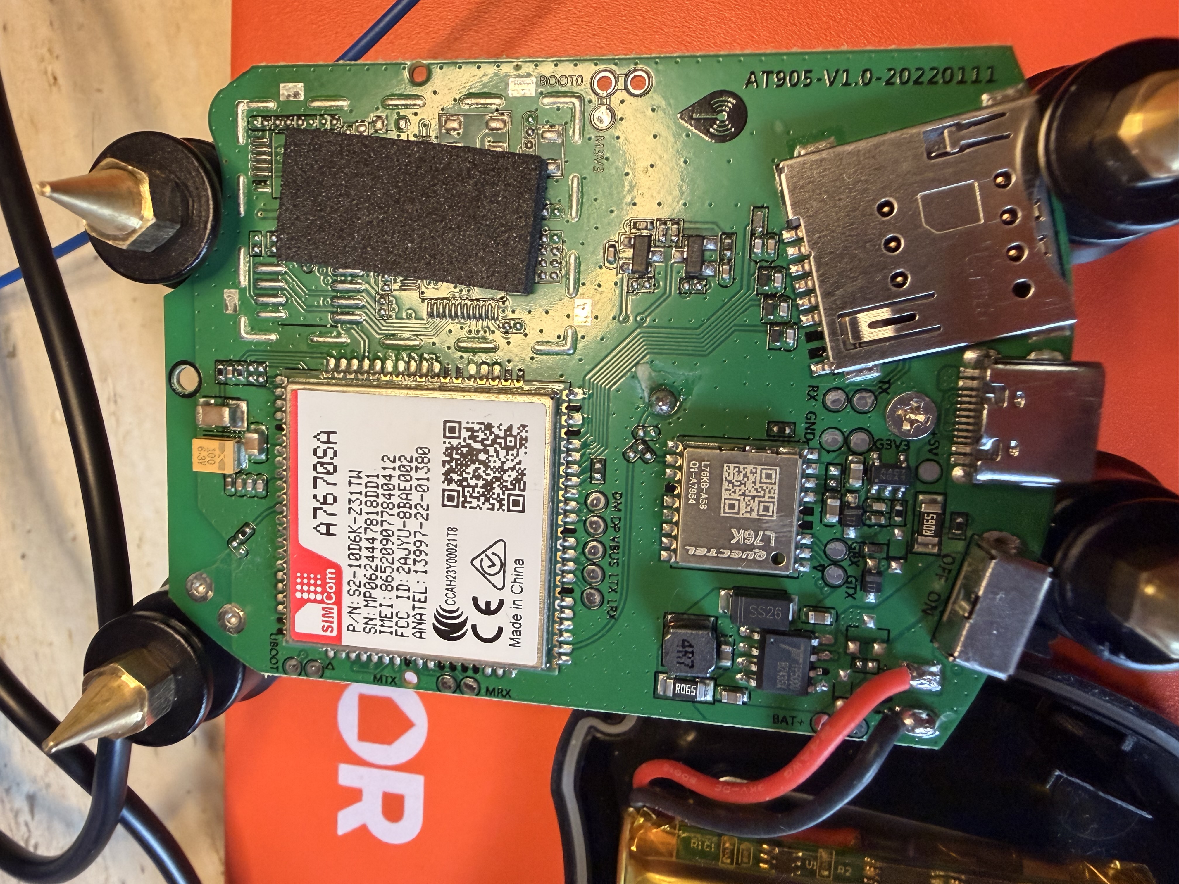 Fronte componenti: SimCom A7670SA + Quectel L76K + USB-C + SIM slot