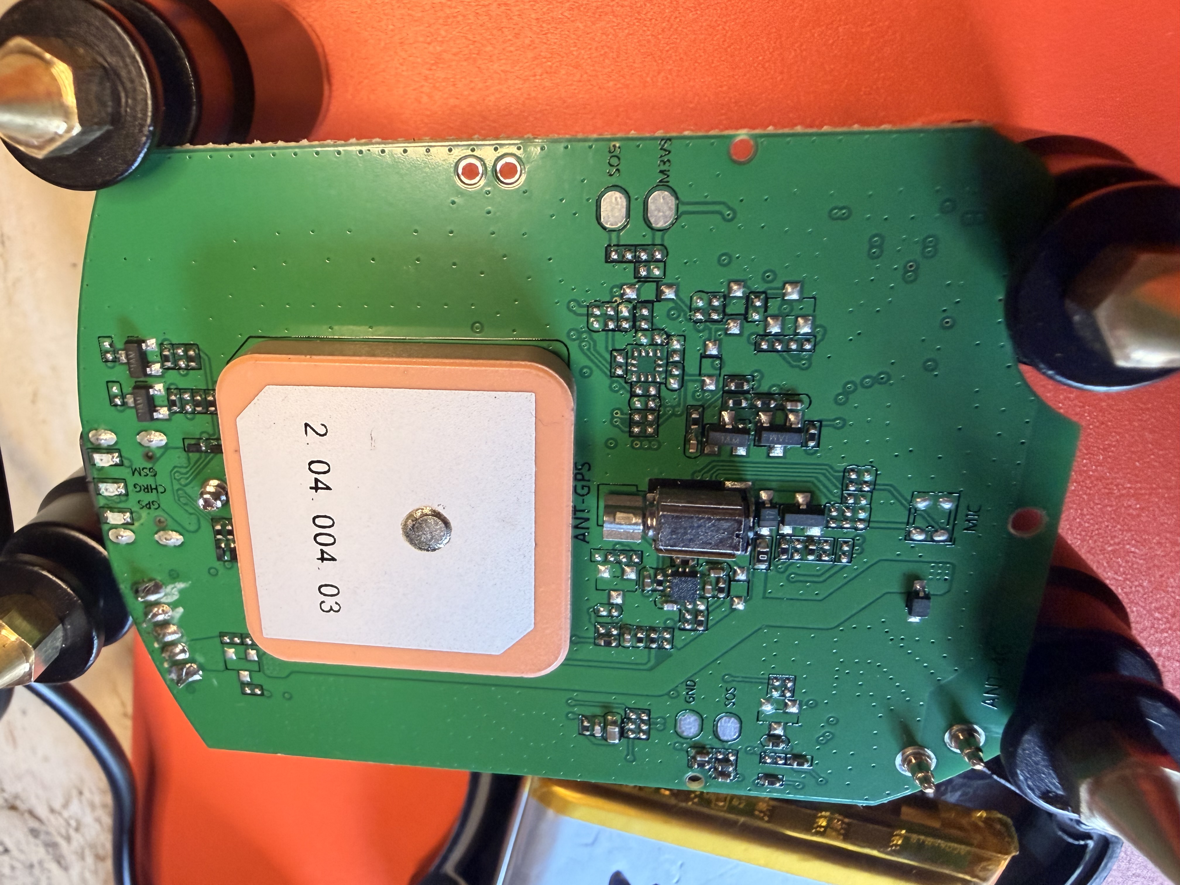 Retro: antenna patch GPS 2.04.004.03 + charger IC + test pads RD/SD/5V