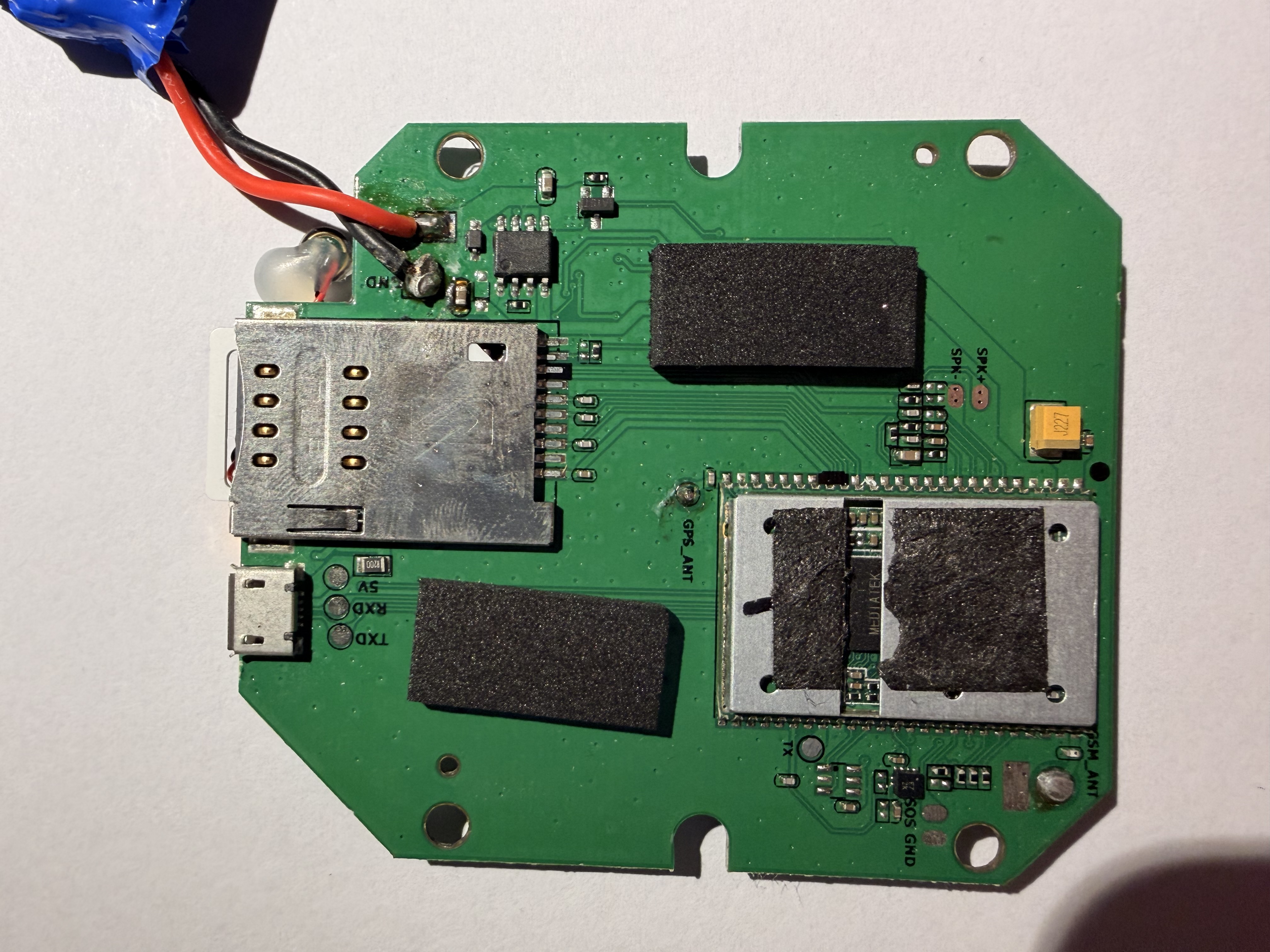 Fronte componenti: schermo EMI grande (modem 2G), GSM_ANT, GPS_ANT, microUSB, slot SIM nano, crystal 26 MHz
