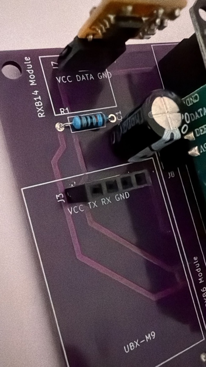 Area UART verso u-blox GPS + capacitor disaccoppiamento