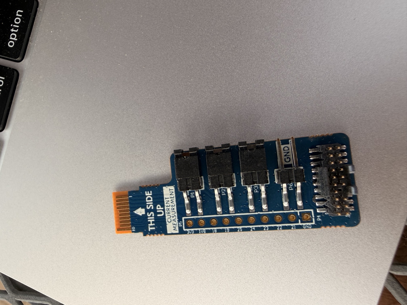 Thingy:91 X current measurement & debug board PCA64165 — lato componenti: 4 MOSFET di power-domain switching, pad di misura 3V3/1V8/GPIO, header debug SWD